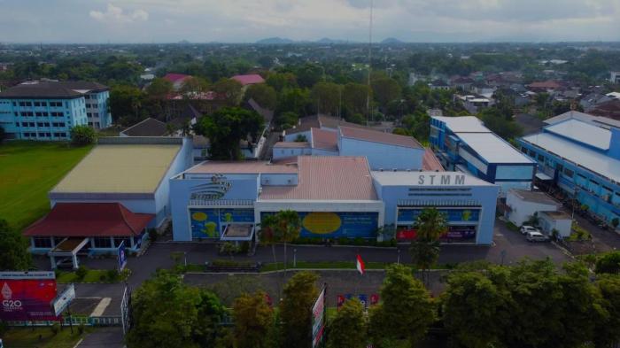 syarat masuk sekolah tinggi multi media